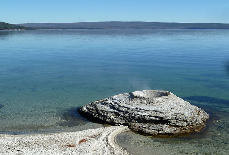 yellowstone-lake-and-geyser