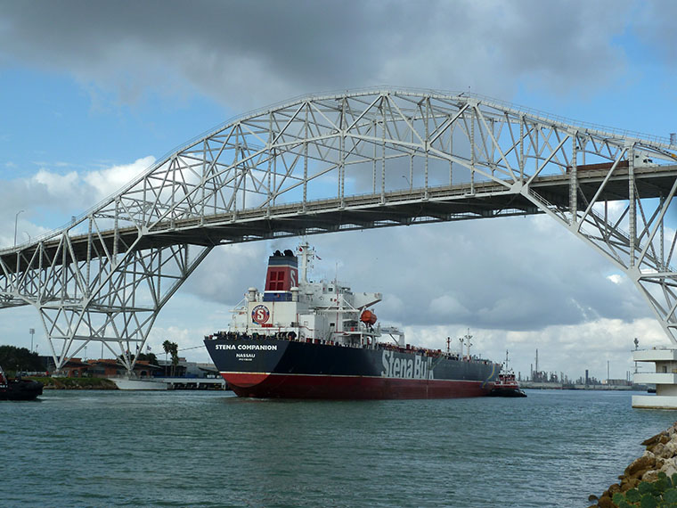 texas-aquarium-ship-and-bridge