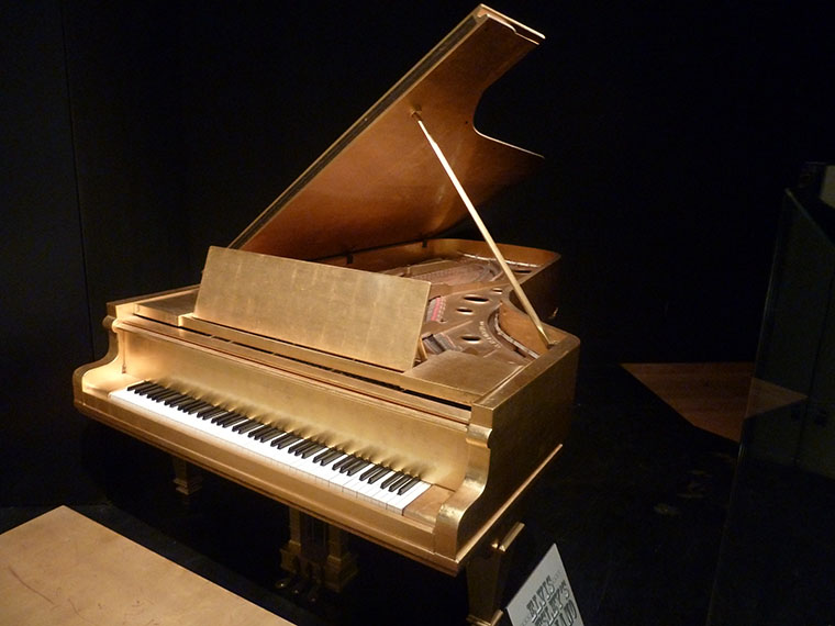 nashville-elvis-gold-piano